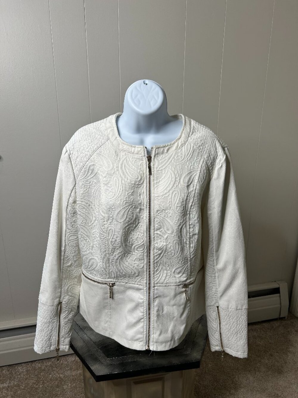 Kate & Mallory size XL stylish off white jacket with gold zippers